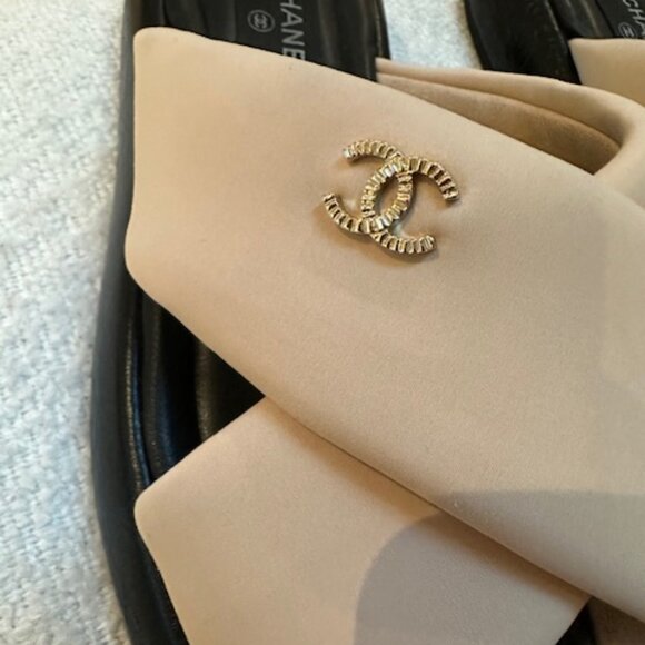 Chanel Interlocking CC Logo Slide - Picture 9 of 15